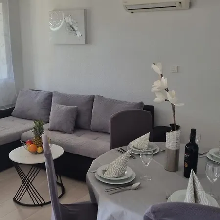 Dominos Apartment Split
